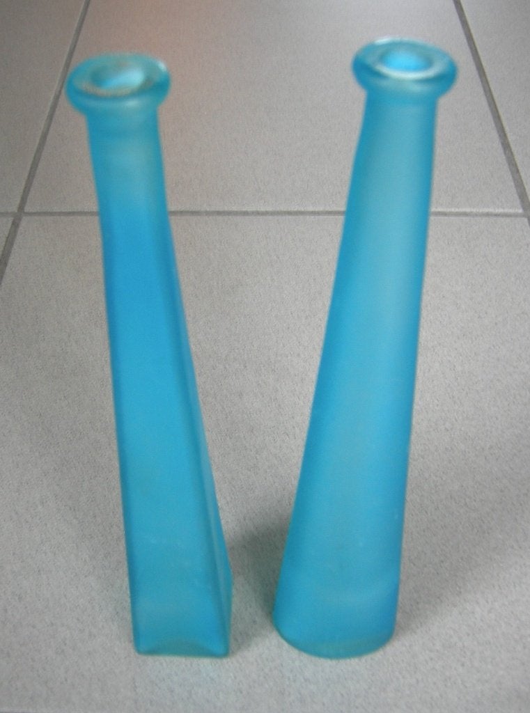 Hoge glazen aqua-blauwe fles / flessen / vaas / vazen (2x)., 32 cm, Blauw, Ophalen of Verzenden, Glas