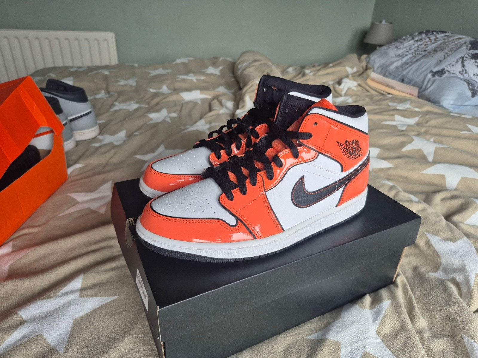 Nike Air Jordan 1 Mid Turf Orange US10, Wit, Nieuw, Ophalen of Verzenden, Sneakers of Gympen