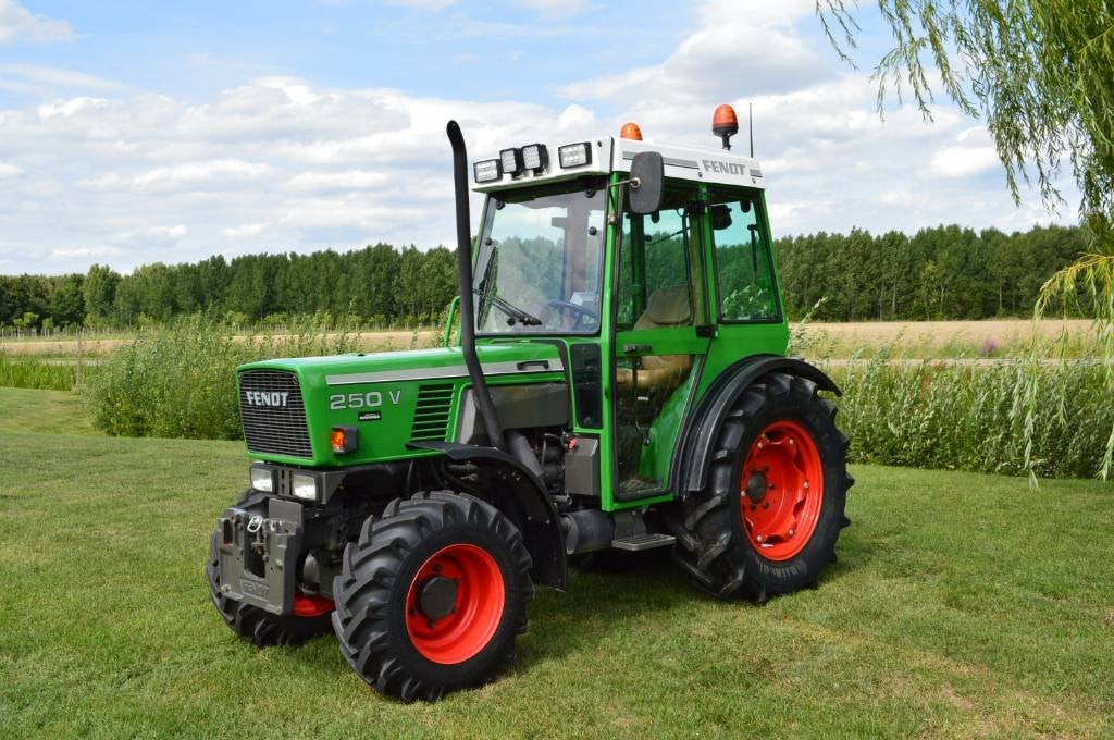 Fendt 250V 4-WD Smalspoor/Fruitteelttractor, Gebruikt, Fendt, 7500 tot 10000