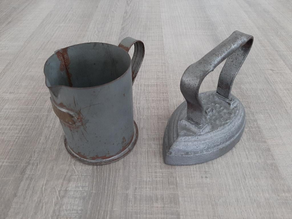 Antiek strijkijzer en maatbeker 1/2 liter, Ophalen of Verzenden