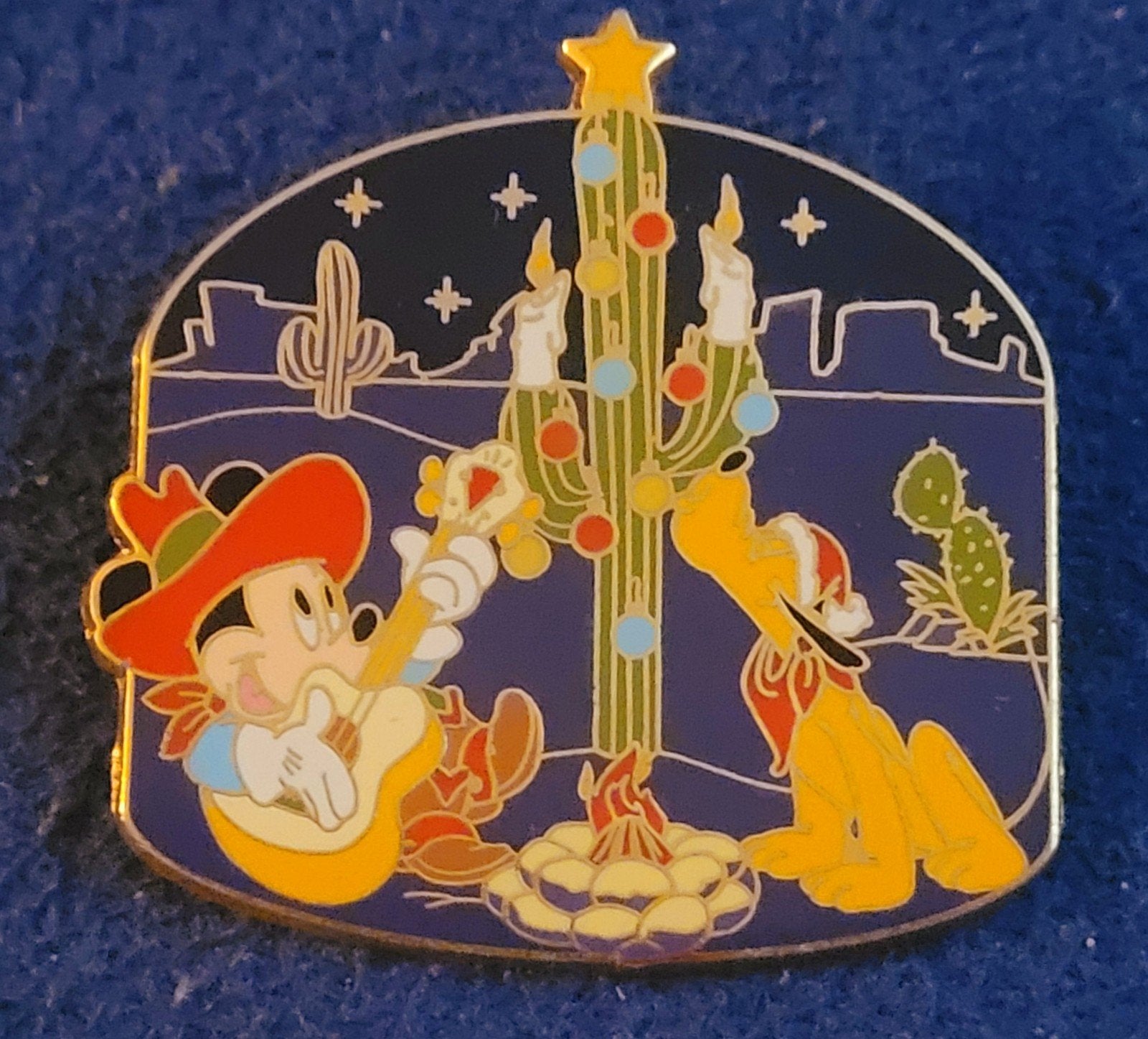 LE Disney Parks SURPRISE pin  "Christmas in the West", Verzamelen, Disney, Verzenden, Mickey Mouse, Zo goed als nieuw, Overige typen
