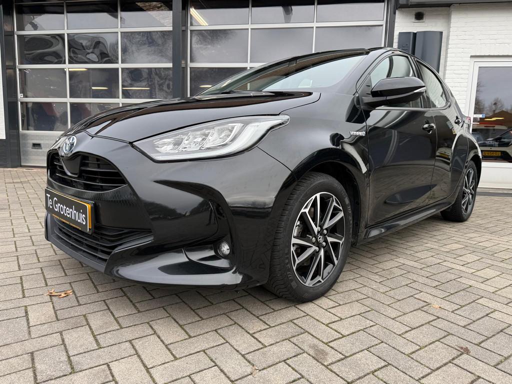 Toyota Yaris Dynamic 1.5 Hybrid AUTOMAAT | NAVI | (bj 2021), Gebruikt, Automatische klimaatregeling, 450 kg, Zwart