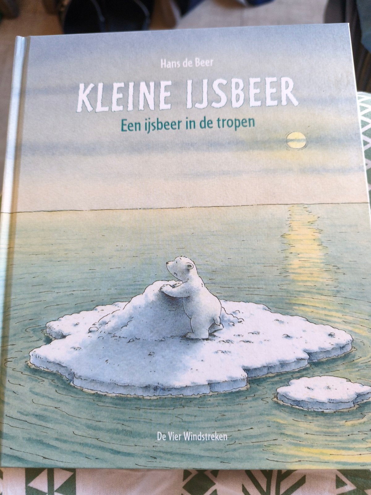 Kleine IJsbeer: Een ijsbeer in de tropen - Prentenboek, Boeken, Ophalen of Verzenden, Zo goed als nieuw, Hans de Beer, Prentenboek