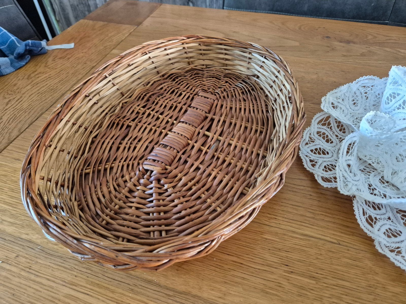 Broodmandje met kanten inleg, riet, Ophalen of Verzenden