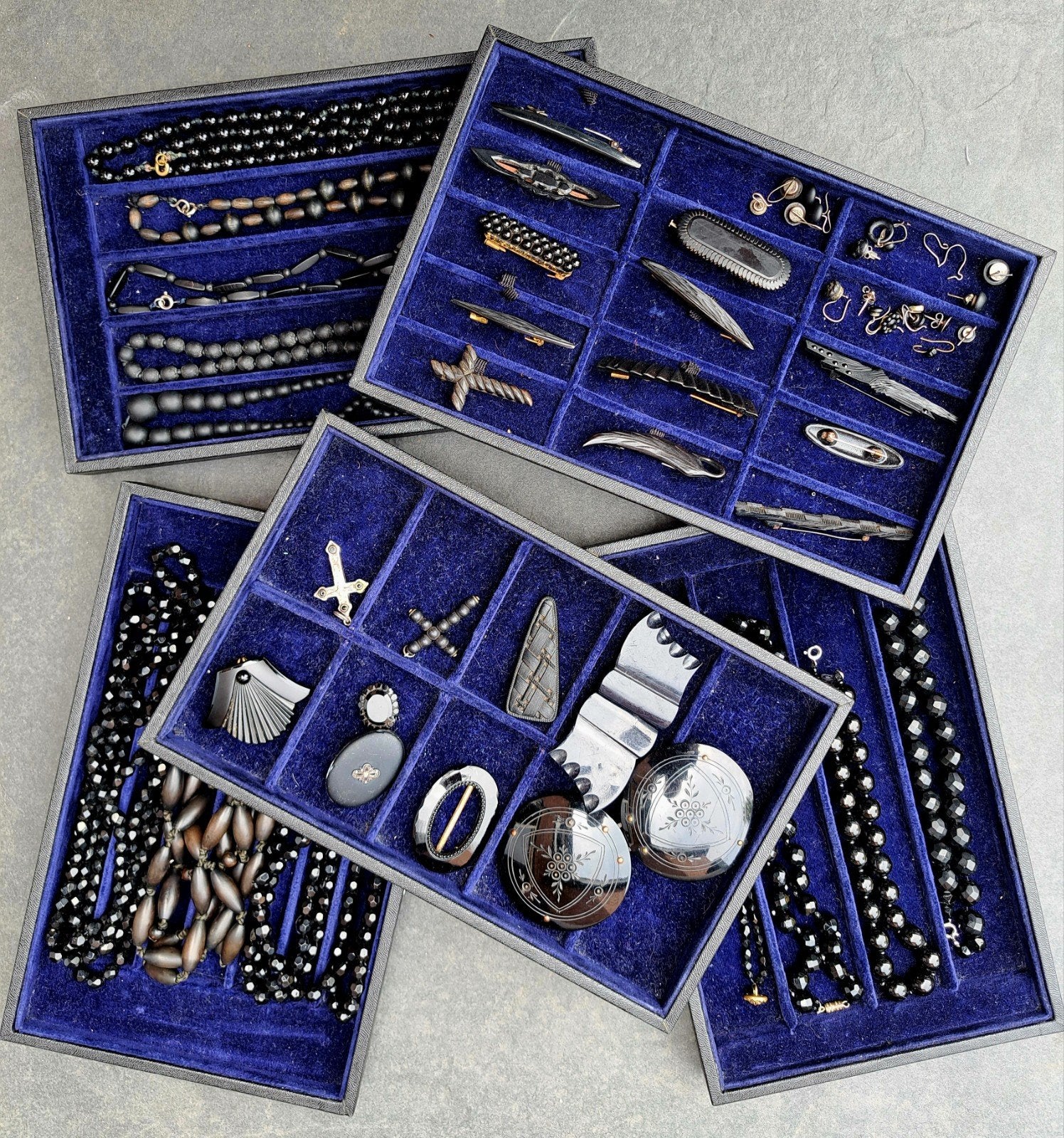 Collectie antieke (rouw)sieraden in houten kist, Ophalen of Verzenden