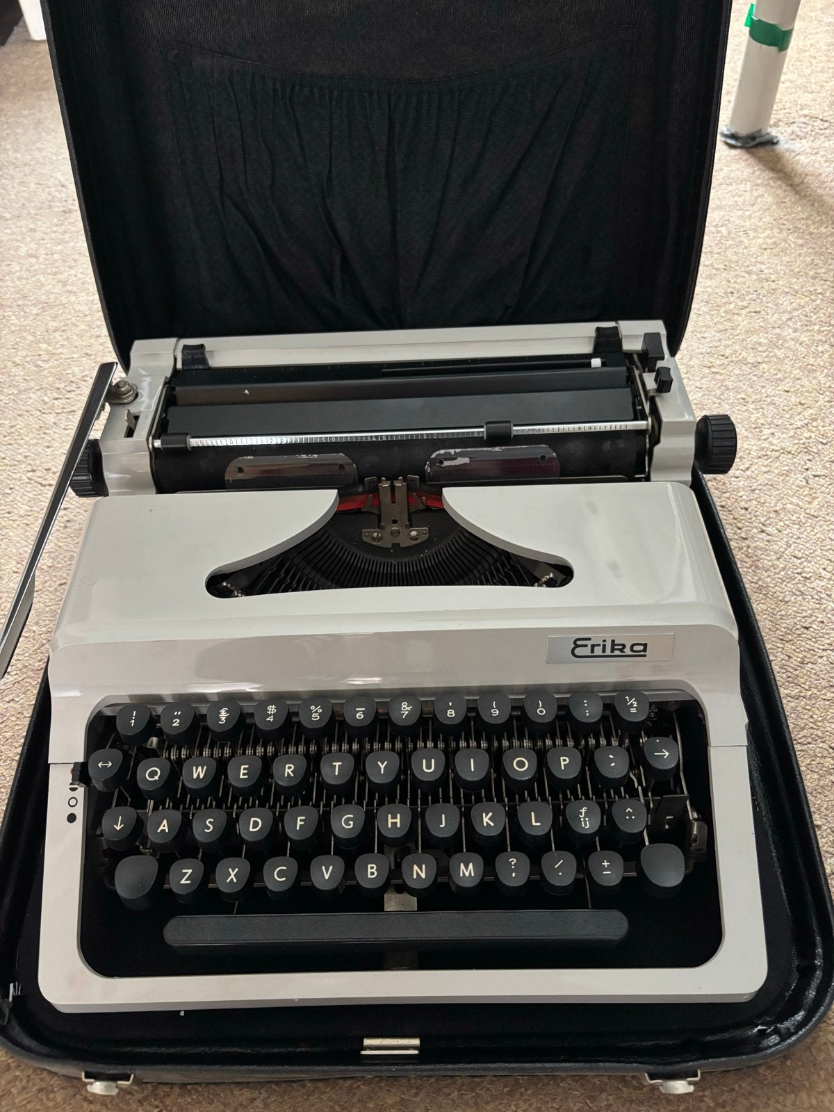 Erika typemachine in nette staat met originele draagkoffer, Diversen, Ophalen, Zo goed als nieuw