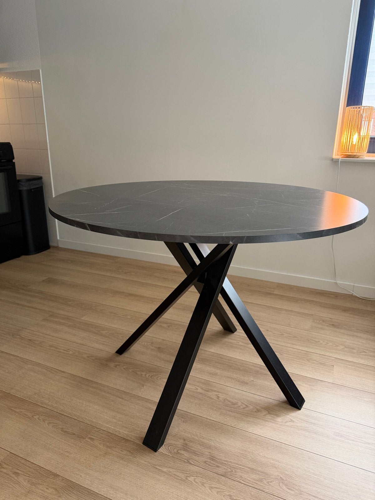 Moderne ronde eettafel met marmerlook blad, Huis en Inrichting, Tafels | Eettafels, Ophalen, 100 tot 150 cm, Rond, Zo goed als nieuw