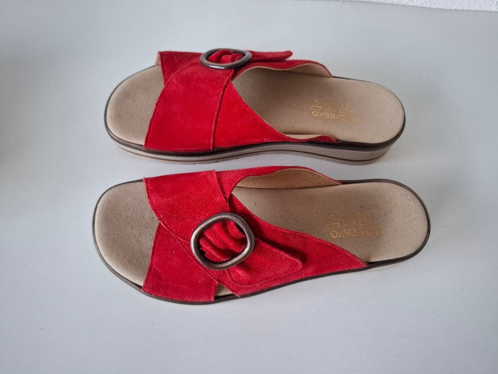 Helvesko Intersko MAAT 40 H mooie rode suede leren slippers, Kleding | Dames, Slippers, Verzenden, Zo goed als nieuw, Helvesko Intersko