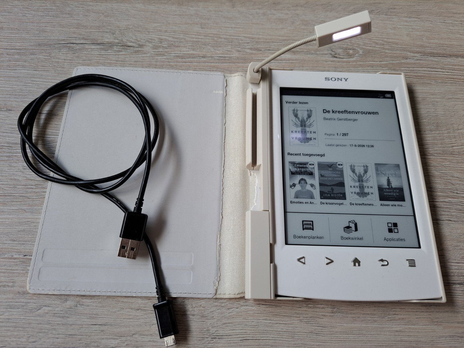Sony E-reader PRS T2 + 90 boeken + hoes met lamp € 78, Computers en Software, E-readers, Ophalen of Verzenden, Gebruikt