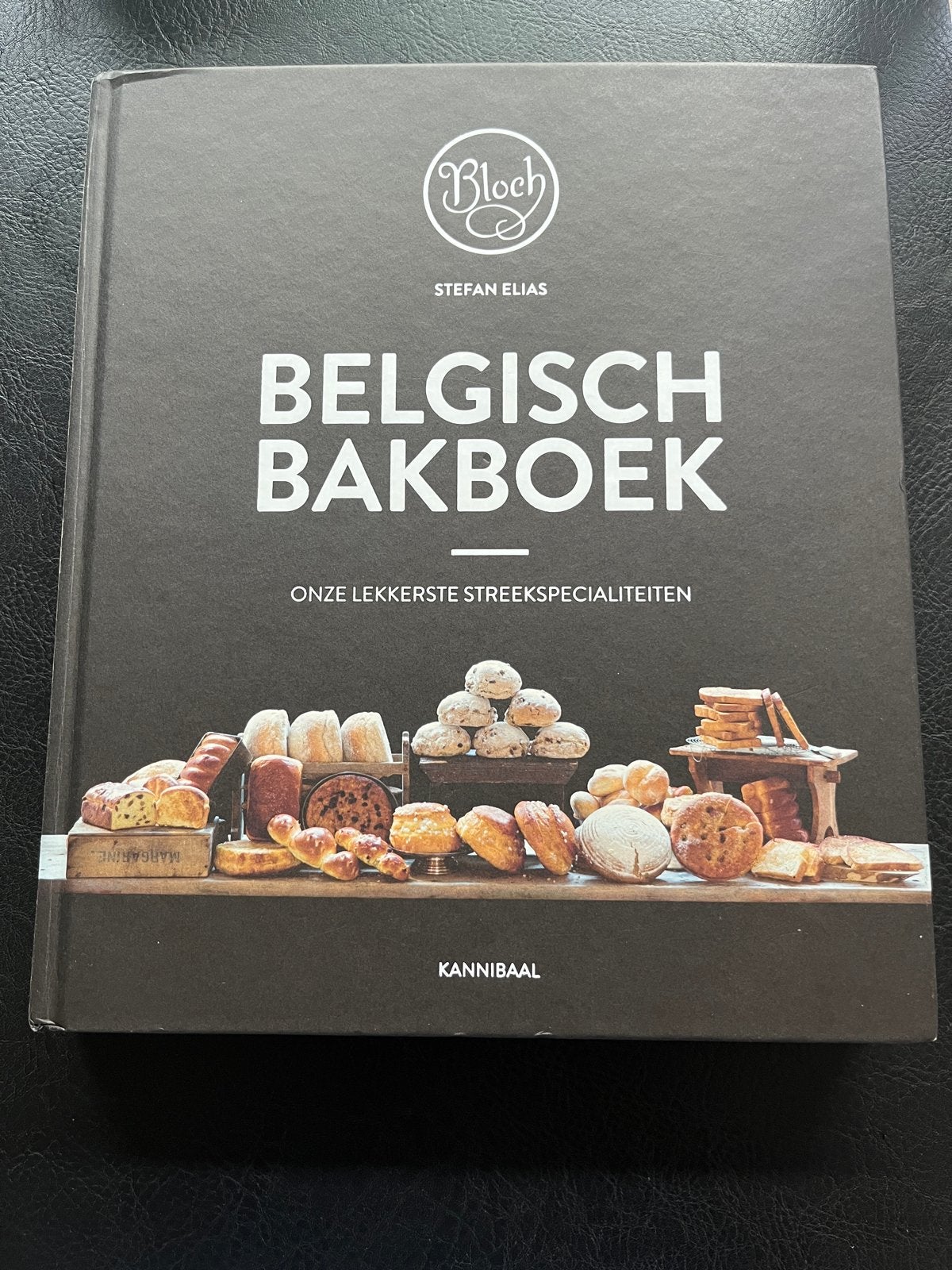 Belgisch Bakboek - Stefan Elias - Onze Lekkerste Streekspeci, Ophalen of Verzenden, Zo goed als nieuw, Europa, Taart, Gebak en Desserts