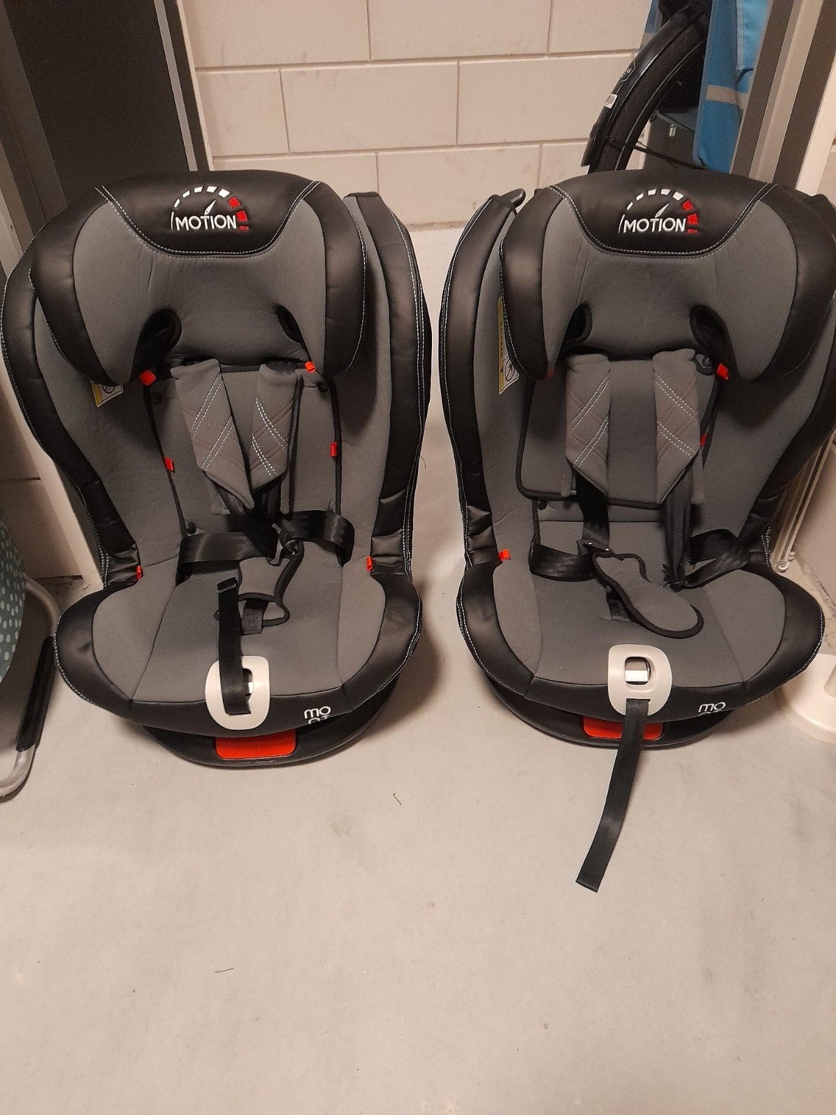 Tweeling Autostoeltjes met Isofix en Babykussen, 0 t/m 18 kg, Verstelbare rugleuning, Zo goed als nieuw, Isofix