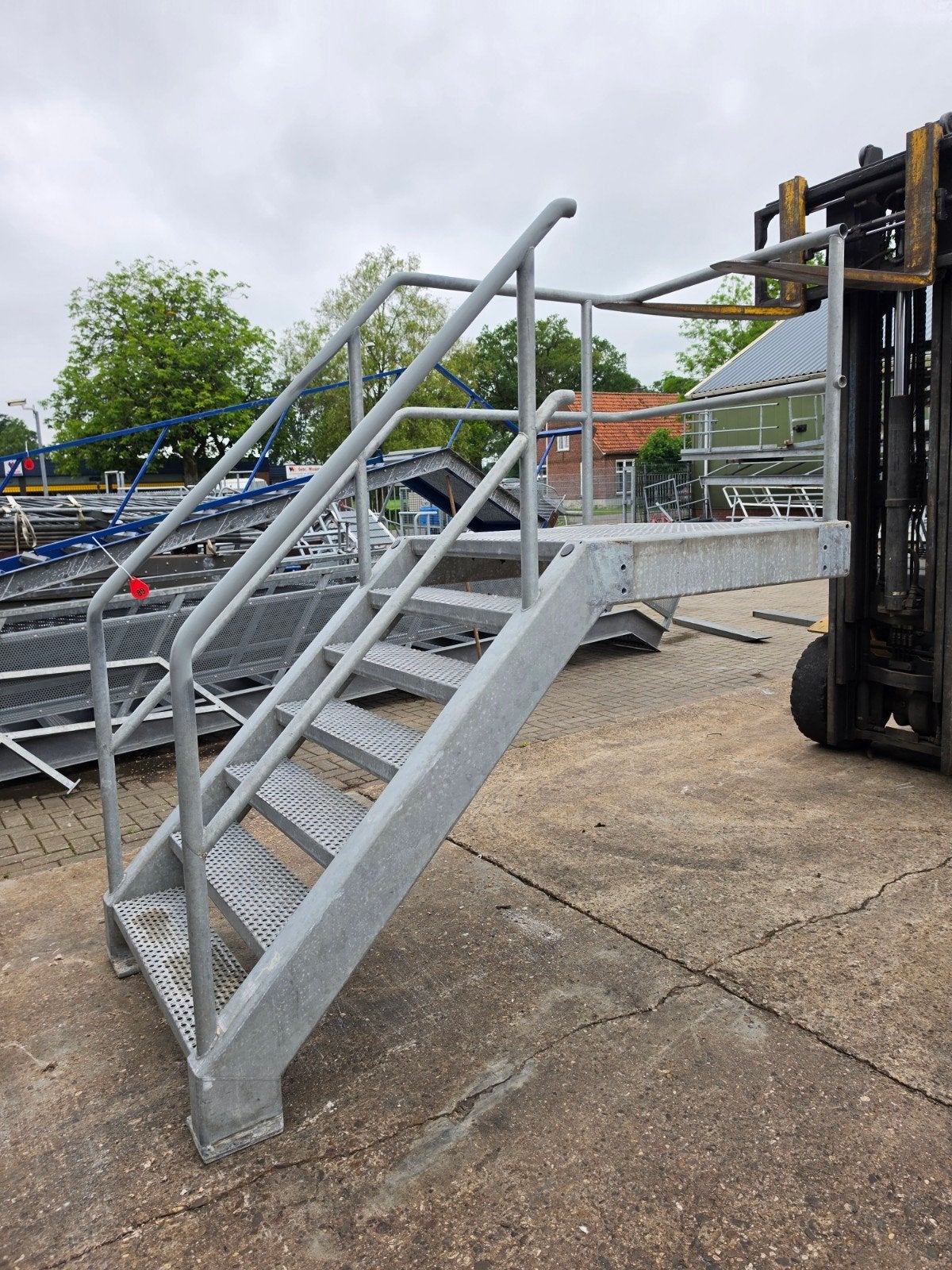 Stalen trap met bordes gegalv. Hoog 1,4 mtr. Nor089