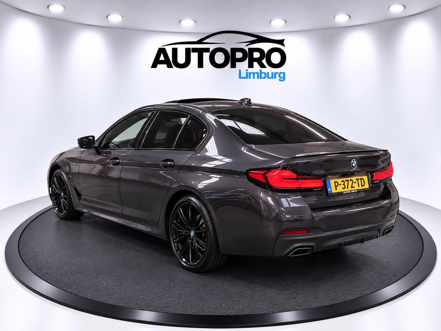 BMW 5-serie 545e xDrive M-sport Business Edition Plus |HUD|P, Auto's, Dealer onderhouden, Gebruikt, 2000 kg, 120 €/maand
