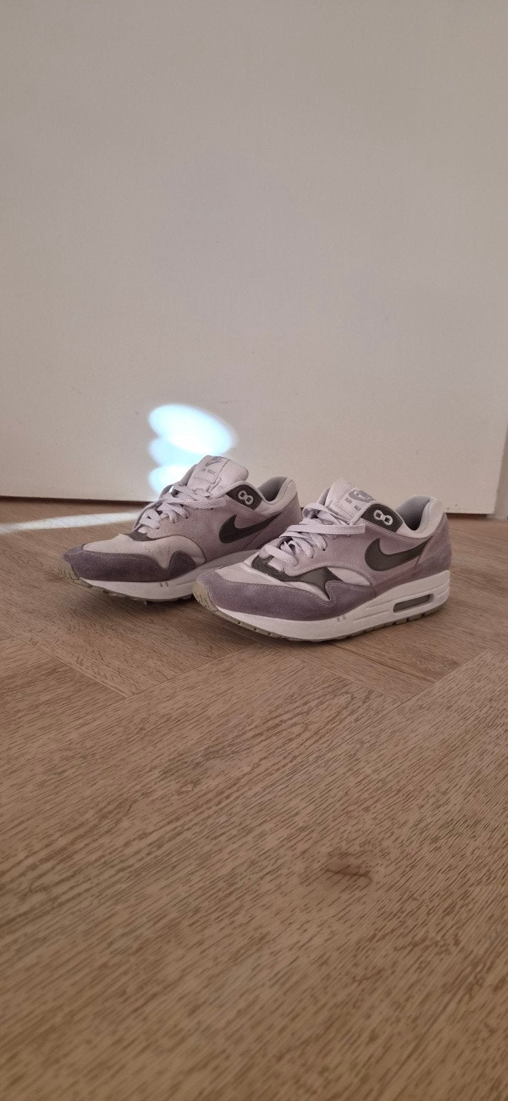Nike Air Max 1 SE Atmosphere Grey – maat 42, Kleding | Heren, Nike air max, Overige kleuren, Ophalen of Verzenden, Sneakers of Gympen