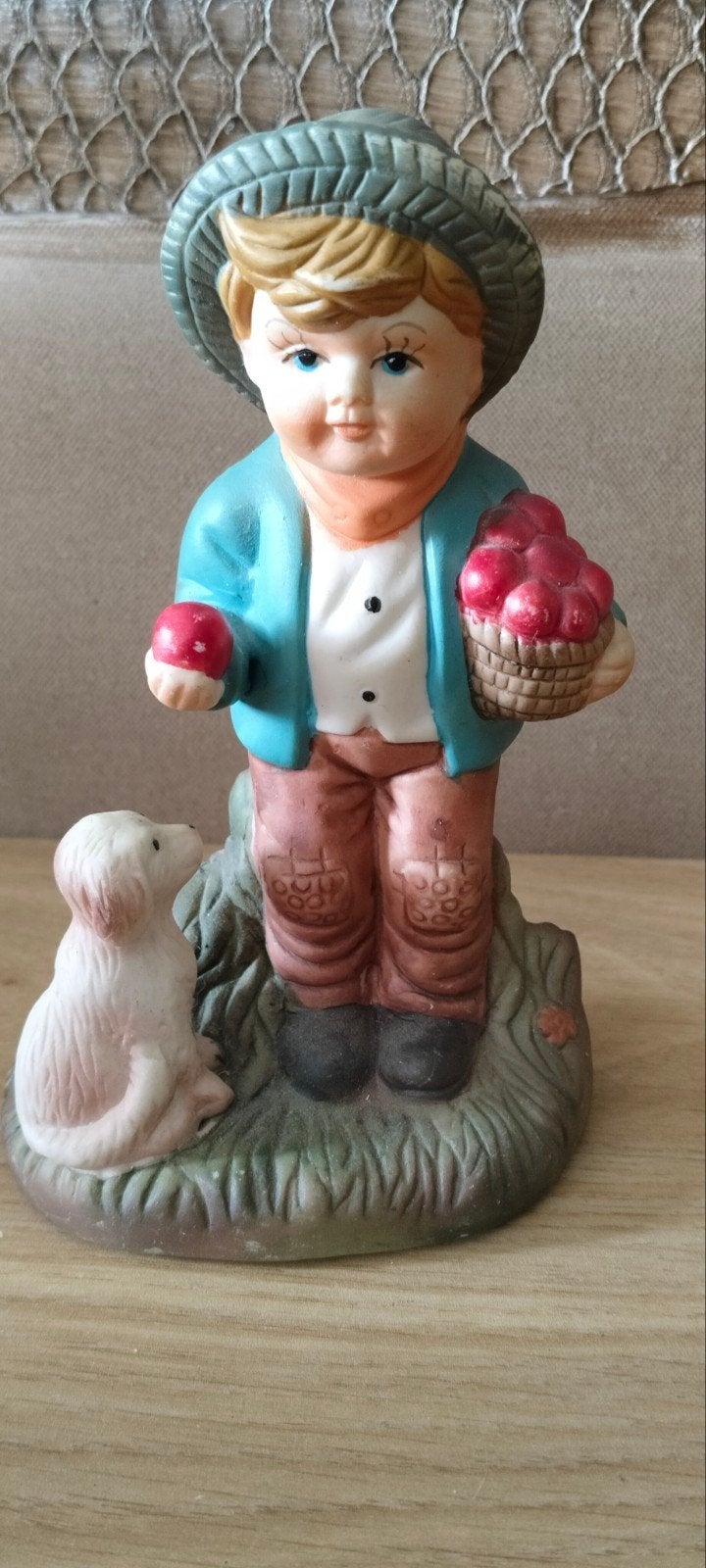 Vintage beeldje jongen met hond en appels, Verzamelen, Beelden en Beeldjes, Verzenden, Zo goed als nieuw, Mens