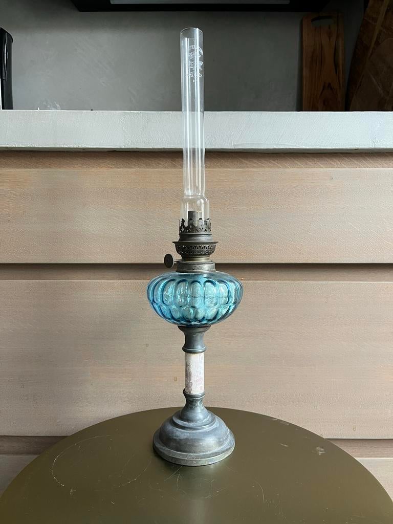 Antieke Victoriaanse Olielamp met Blauw Glazen Reservoir, Antiek en Kunst, Antiek | Lampen, Ophalen