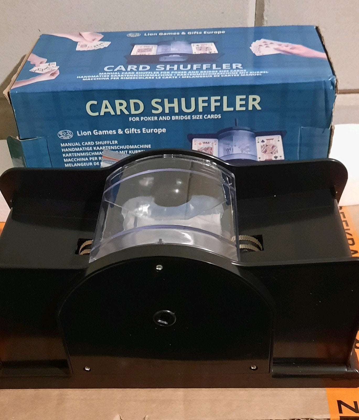 Kaarten schudmachine met 2 set kaarten, Vijf spelers of meer, Ophalen of Verzenden, Nieuw, Lion Games