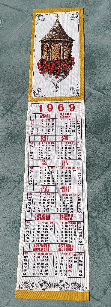 BIJNA GRATIS! 1969 vintage stoffen kalender klok (MZ15), Ophalen of Verzenden, Jaarkalender, Gebruikt