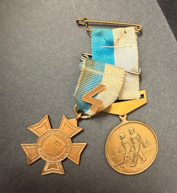 Vintage Medailles: Zeelandse Stewardesjes & Wandeltocht Zeel, Postzegels en Munten, Penningen en Medailles, Ophalen of Verzenden