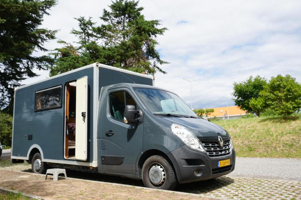 Ruime onopvallende off grid boxcamper (2017), Caravans en Kamperen, Buscamper of Camperbus, Ringverwarming, 6 tot 7 meter, Diesel