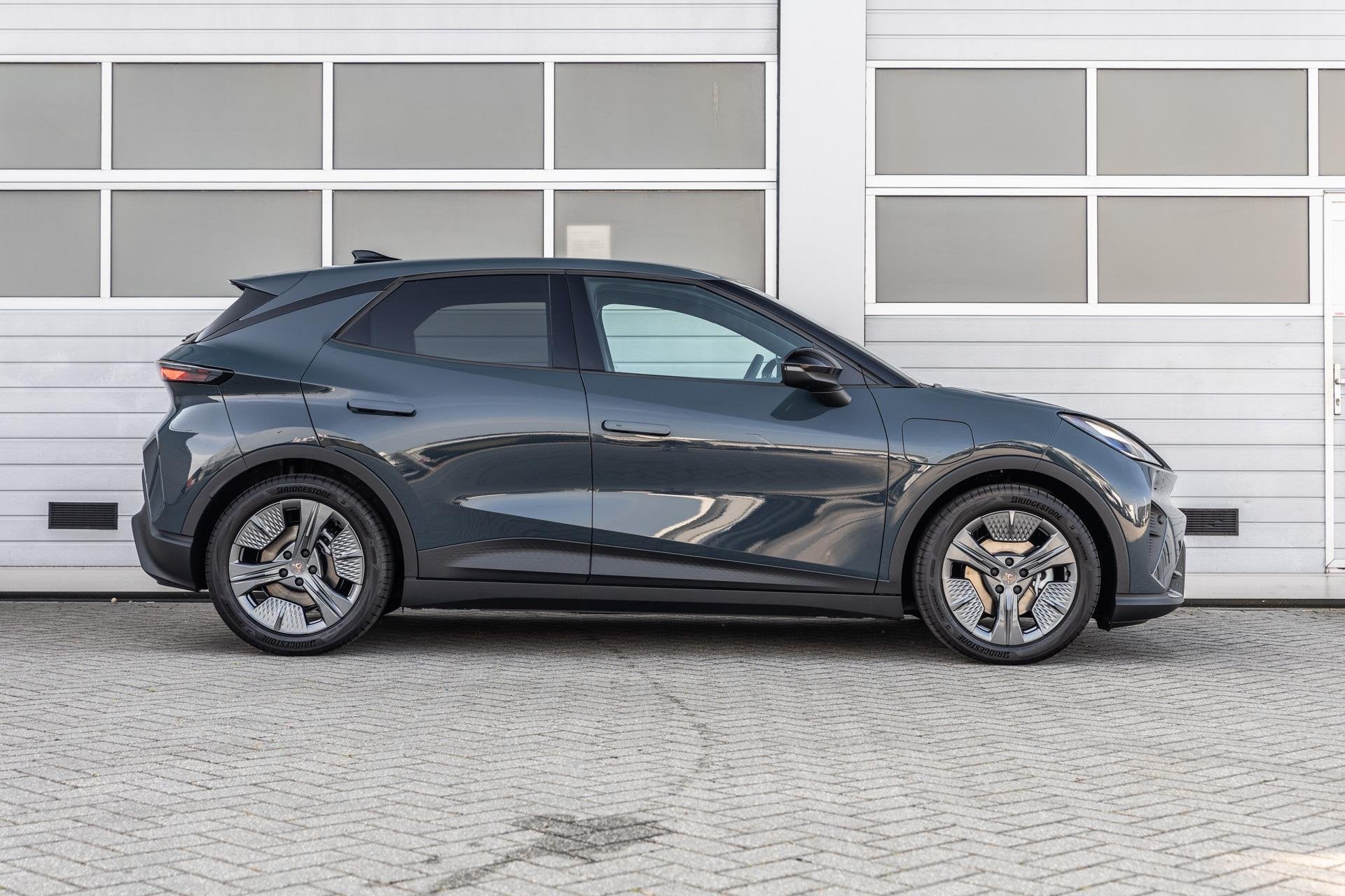 CUPRA Raval 211pk Business First Edition 56 kWh | Sportstoel, Auto's, 12 maanden, Overige modellen, Blauw, Origineel Nederlands