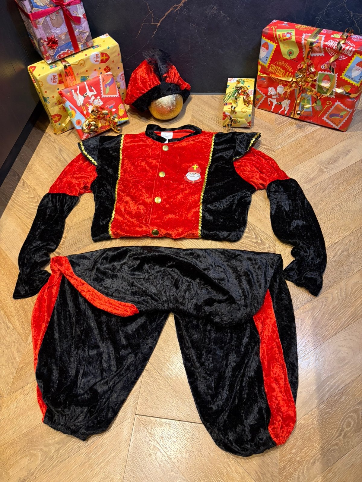 Pietenpak rood zwart maat l nieuw set luxe sinterklaas piet, Diversen, Sinterklaas, Ophalen of Verzenden, Zo goed als nieuw