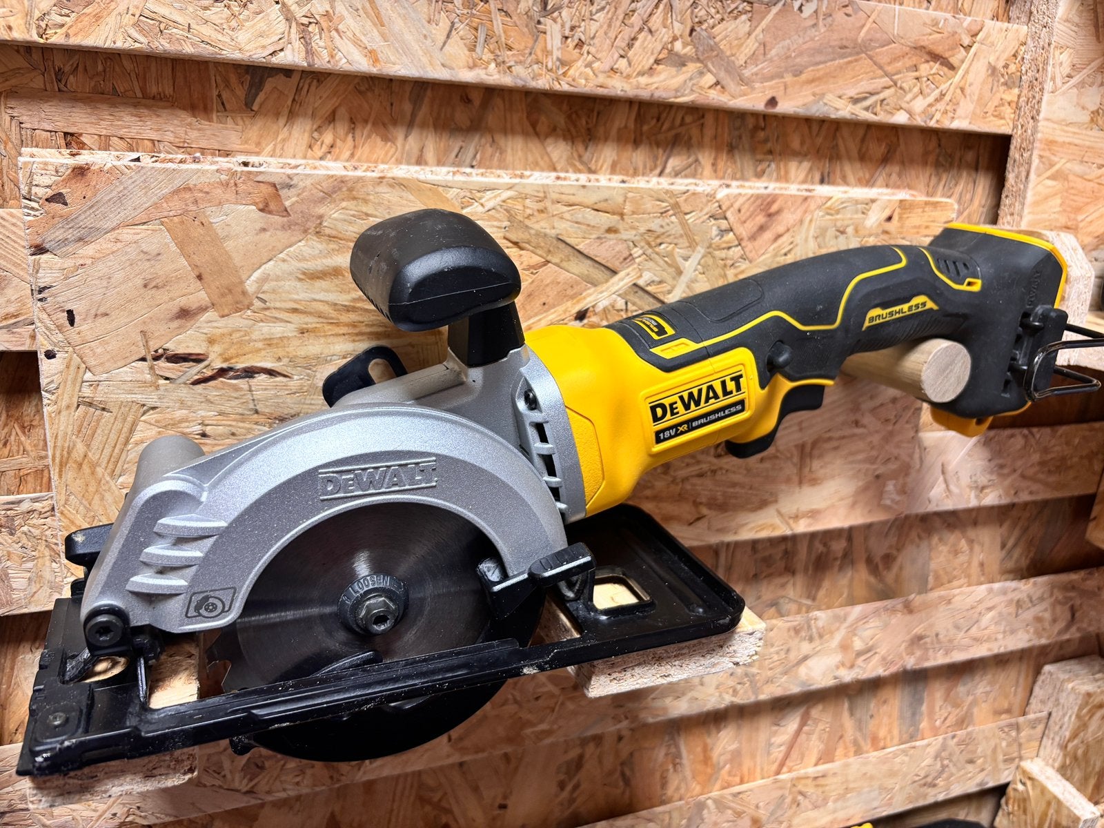 Dewalt dcs571 mini cirkelzaag zo goed als nieuw zaagmachine, Doe-het-zelf en Verbouw, Gereedschap | Zaagmachines, Cirkelzaag, Ophalen of Verzenden