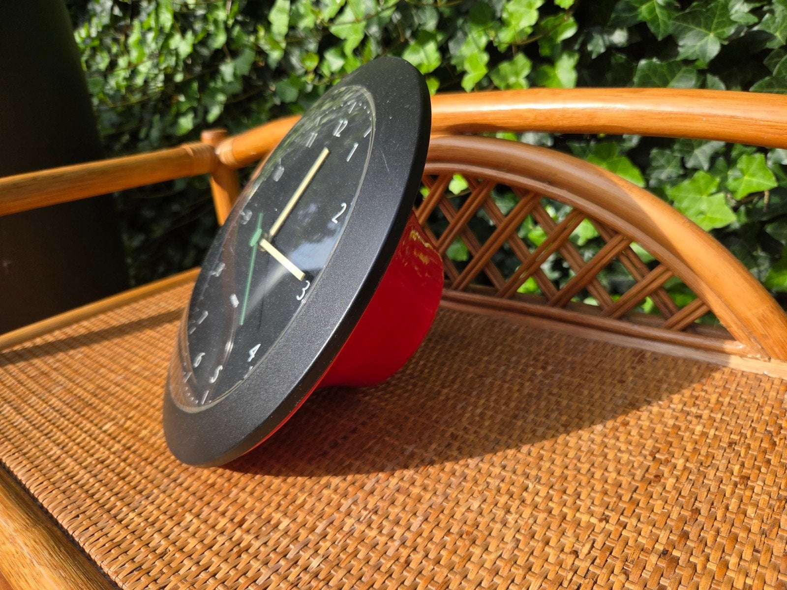 Vintage Philips wandklok - rood en zwart design, Philips, Analoog, Ophalen of Verzenden, Retro