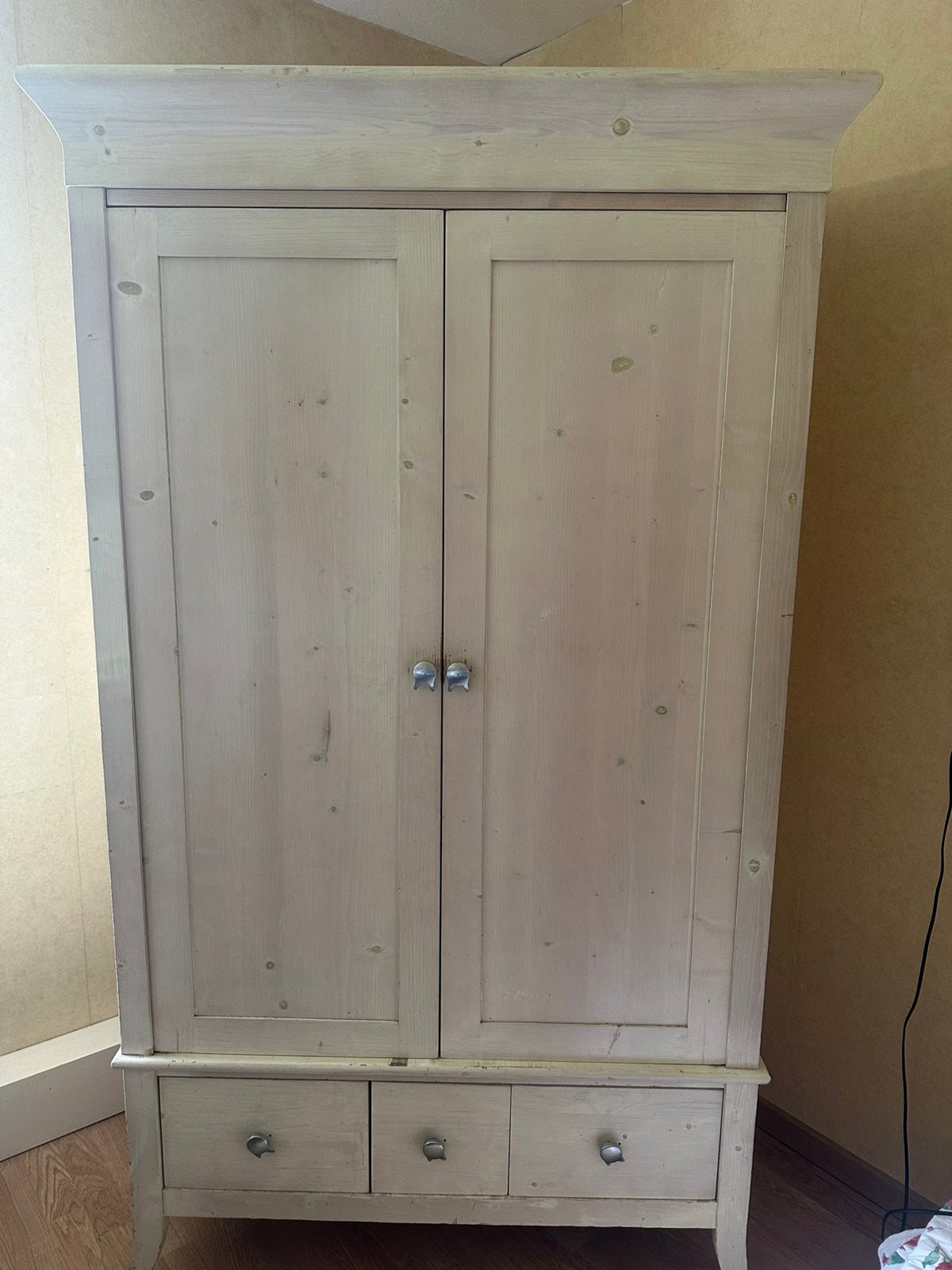 Whitewash kledingkast, Gebruikt, 100 tot 150 cm, 100 tot 150 cm, Brocante