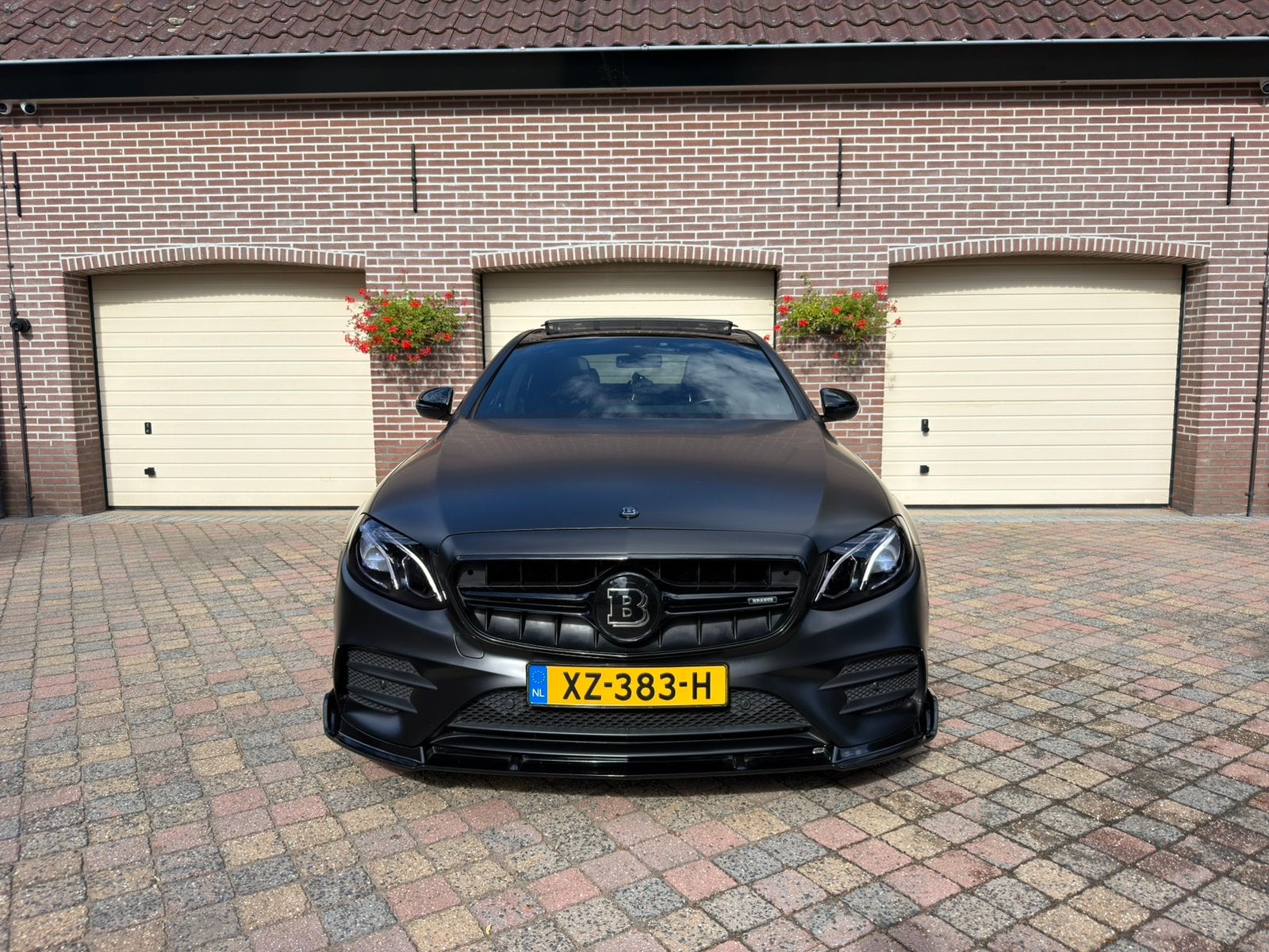 Foto 2 van Mercedes-Benz E 200 | BRABUS/AMG styling | MAT ZWART |