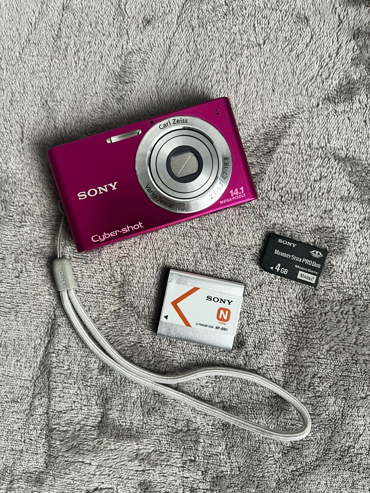 Sony cybershot W320 roze digitale compactcamera 14.1MP, Ingebouwde flitser, Accu, Ophalen of Verzenden, Zo goed als nieuw