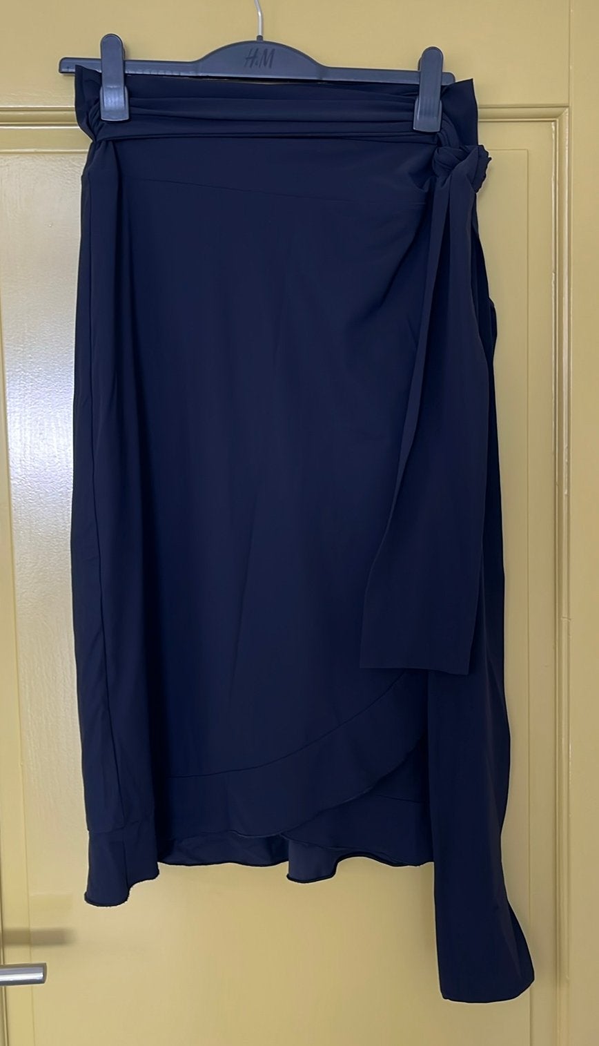 Zwarte wikkelrok travel quality van Studio Anneloes, Kleding | Dames, Rokken, Verzenden, Zo goed als nieuw, Zwart, Onder de knie