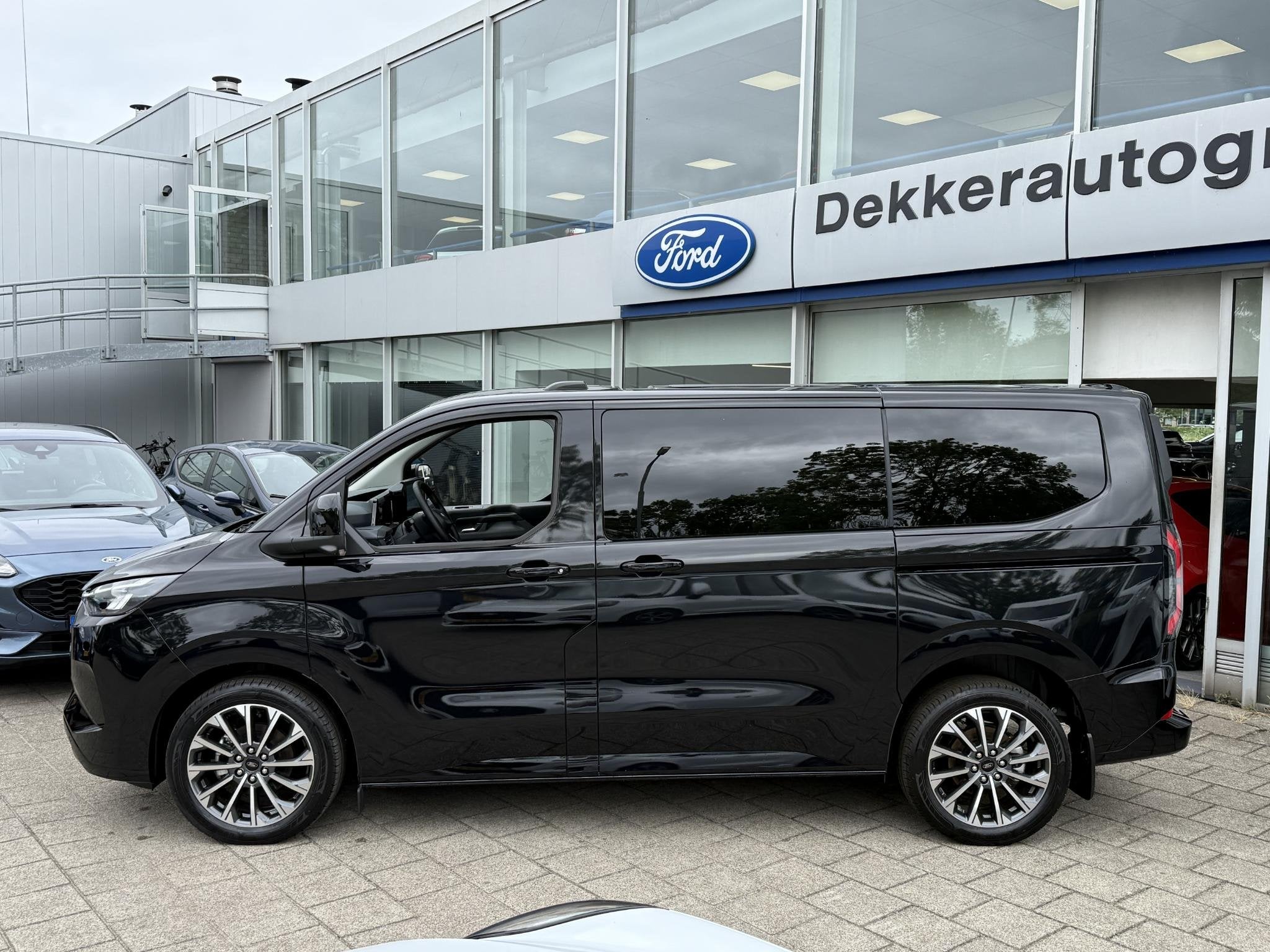 Ford Transit Custom Tourneo 340 2.5 PHEV L1H1 Titanium 8 per, Auto's, Ford, Gebruikt, 1850 kg, Zwart, Bedrijf