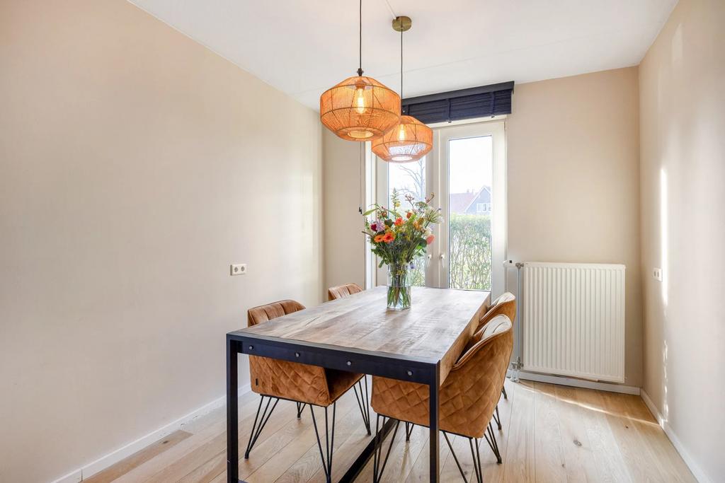 Houten tafel + 4 stoelen, Groningen