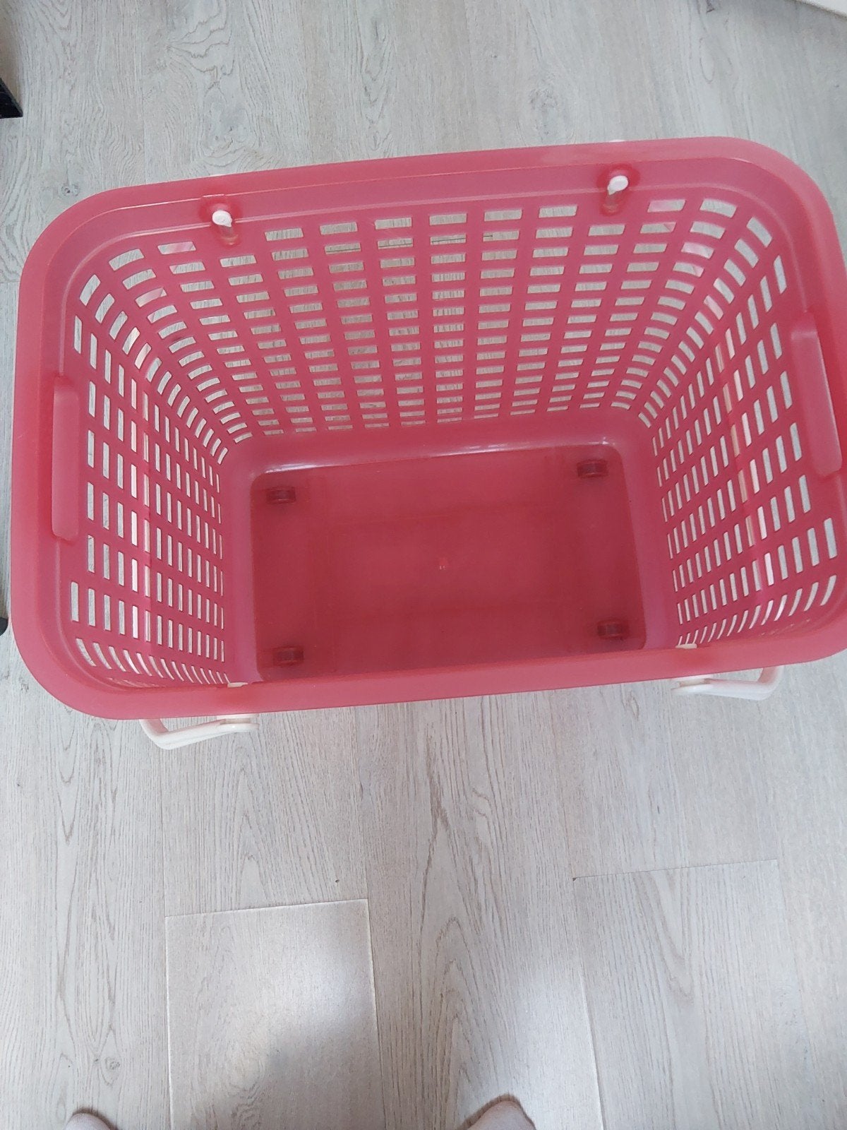 Mooie rode wasmand met handvaten en wieltjes, Ophalen, Zo goed als nieuw, Rood
