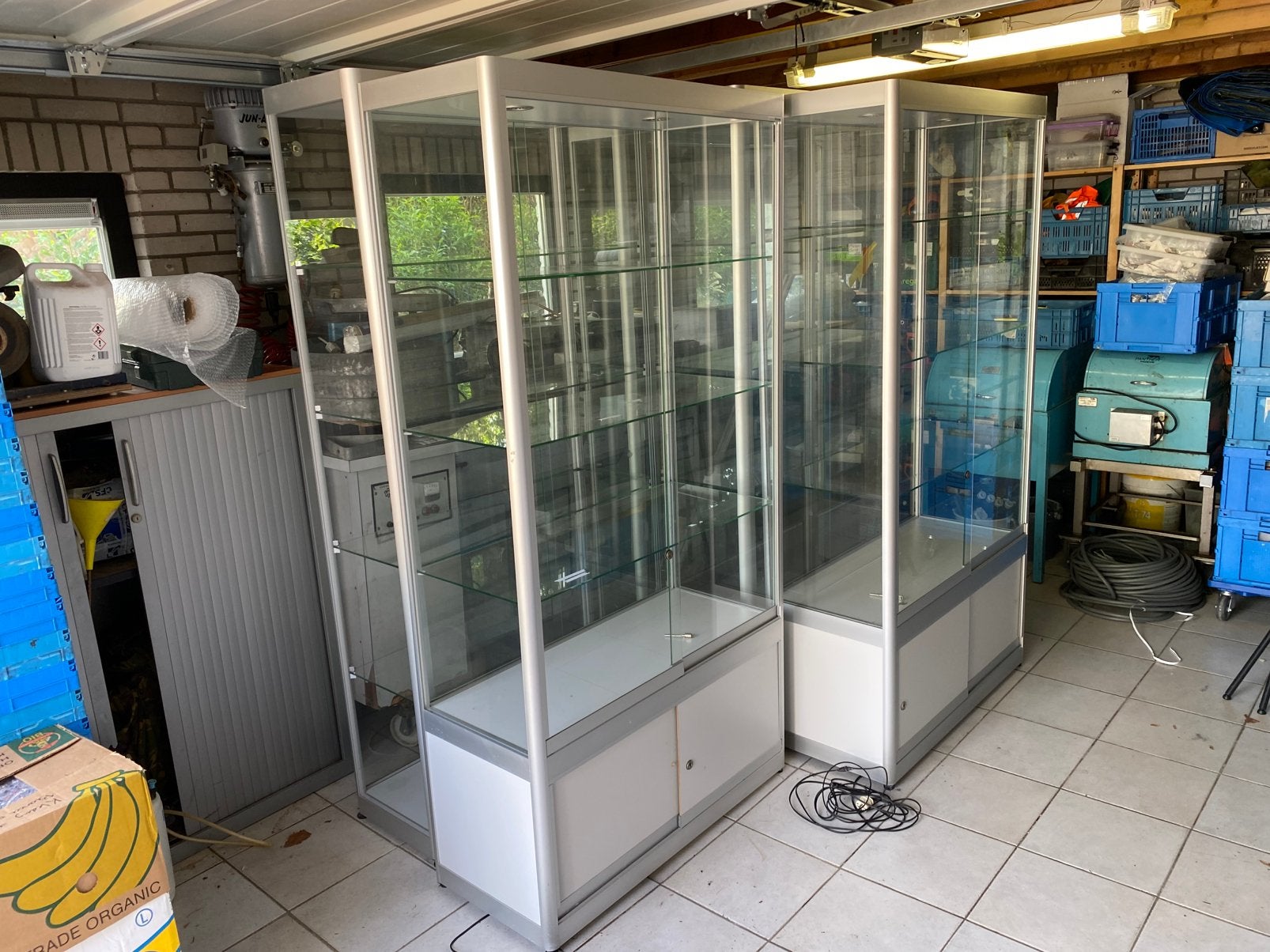 Twee professionele vitrinekasten met slot en verlichting, Huis en Inrichting, Kasten | Vitrinekasten, Ophalen, Met deur(en), 100 tot 150 cm