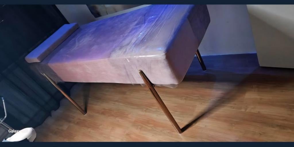 Stijlvolle massagetafel met goude  poten, Huis en Inrichting, Tafels | Eettafels, Ophalen, Modern en functioneel, Tot twee personen