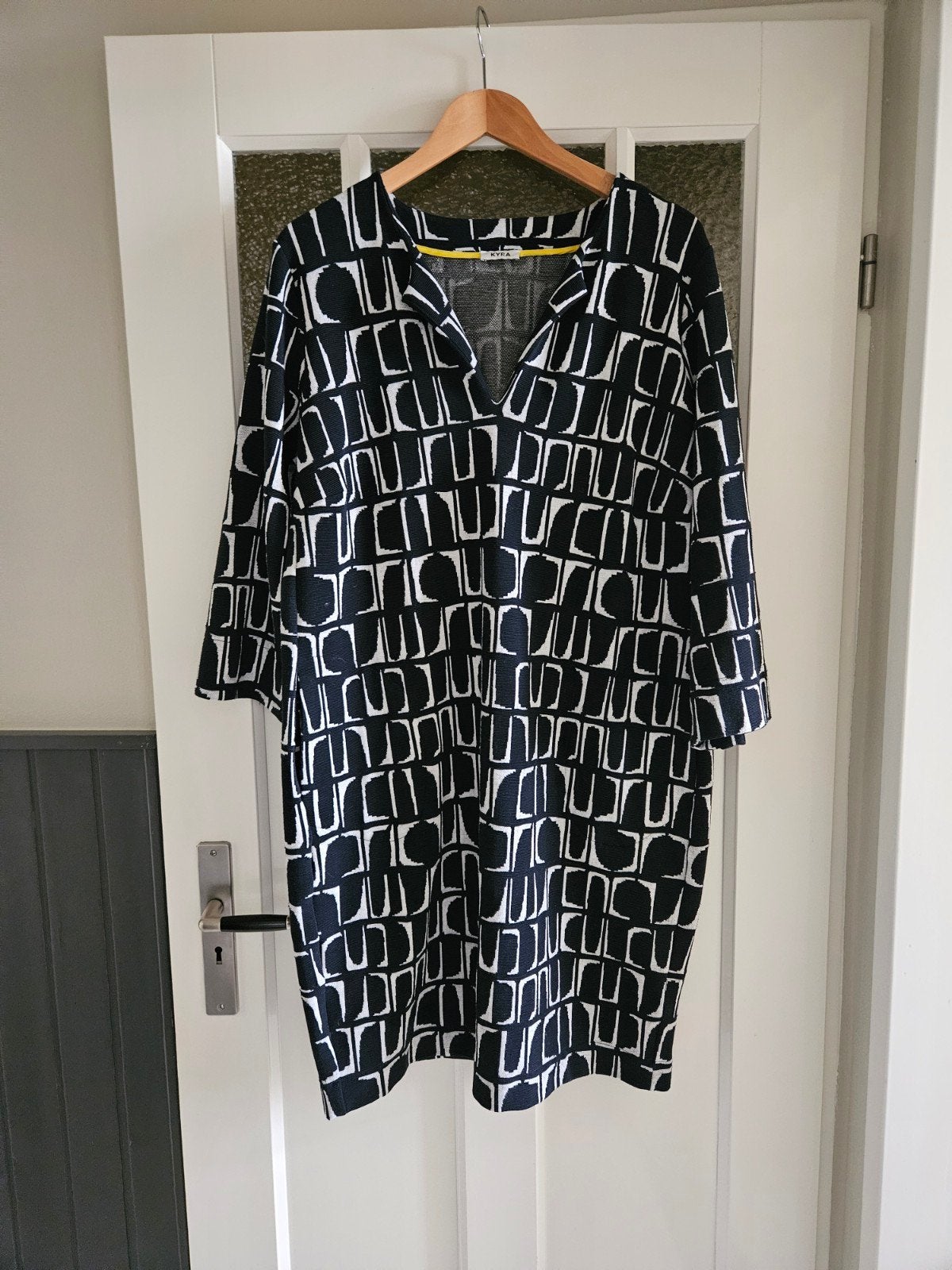 Kyra jersey jurk met V-hals en grafische print - Maat 48, Kleding | Dames, Maat 46/48 (XL) of groter, Knielengte, Kyra, Gedragen