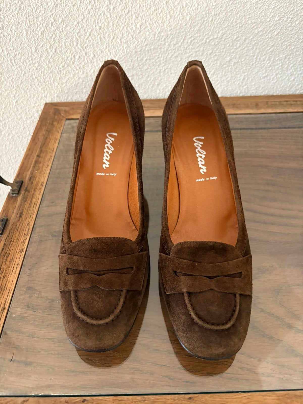 Voltan bruine pumps suède mt 40, Pumps, Bruin, Ophalen of Verzenden, Zo goed als nieuw