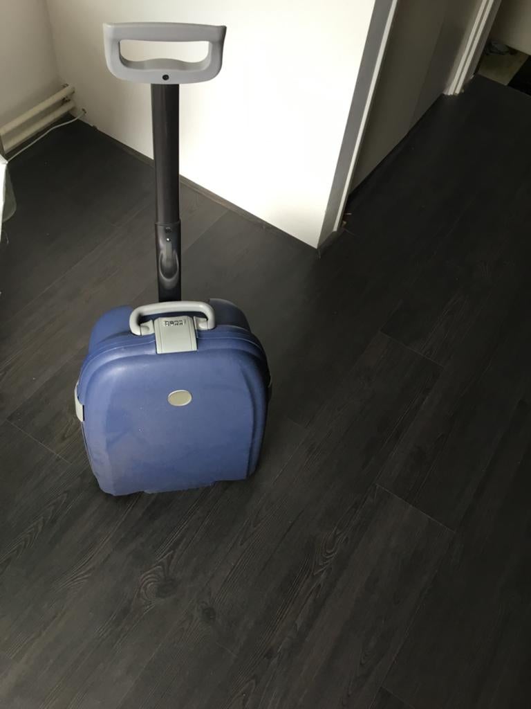Klein blauw hardcase rolkoffertje met 3 sloten 1x gebruikt, Sieraden, Tassen en Uiterlijk, Koffers, Ophalen, Zo goed als nieuw