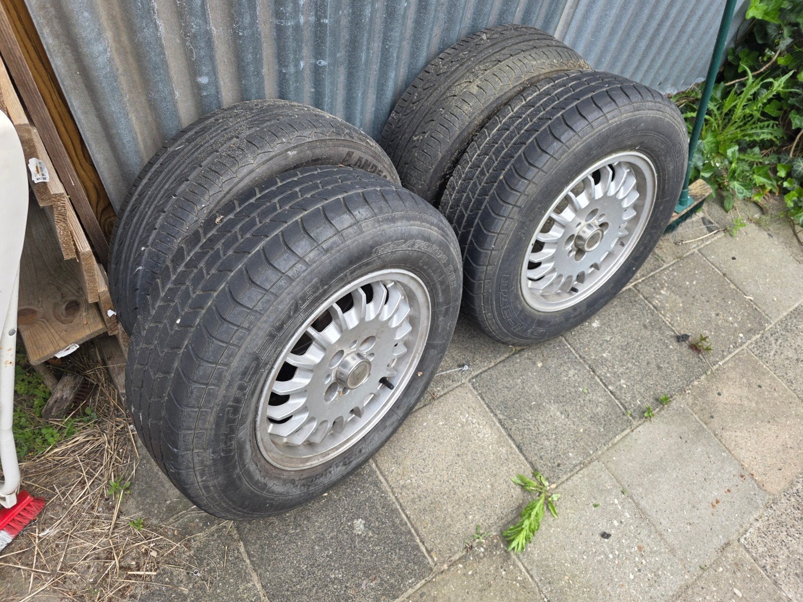 BMW E30 OEM Kroonkurk velgen met banden, Auto diversen, Wieldoppen, Gebruikt, Ophalen