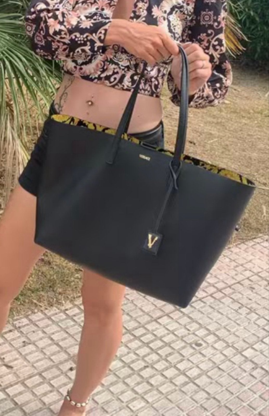 Versace Virtus Grained Leather Tote Bag - Zo goed als nieuw, Ophalen of Verzenden, Zo goed als nieuw, Zwart, Shopper