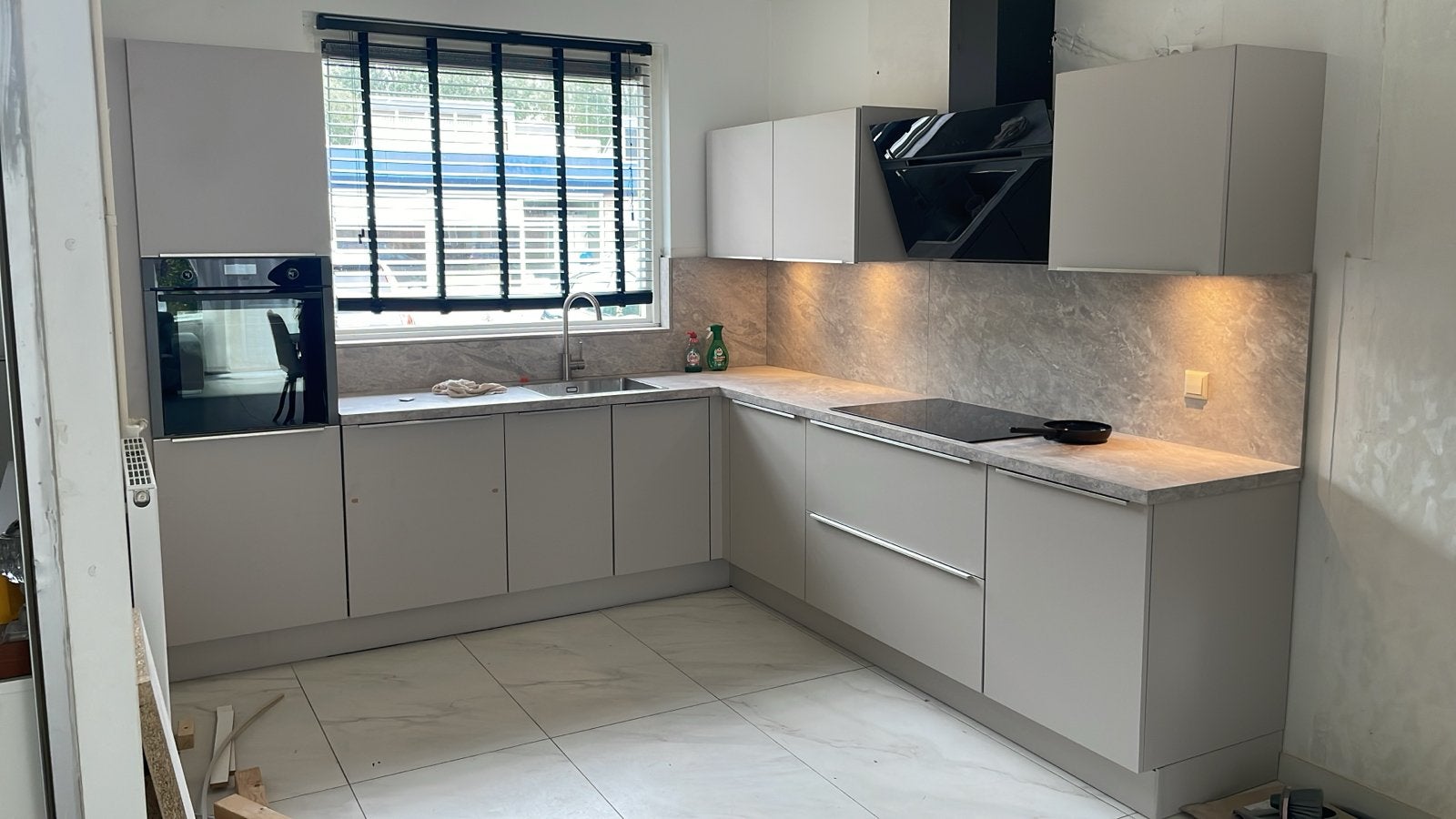 Keuken monteur, Huis en Inrichting, Hoekkeuken, Ophalen of Verzenden, Zo goed als nieuw, Composiet