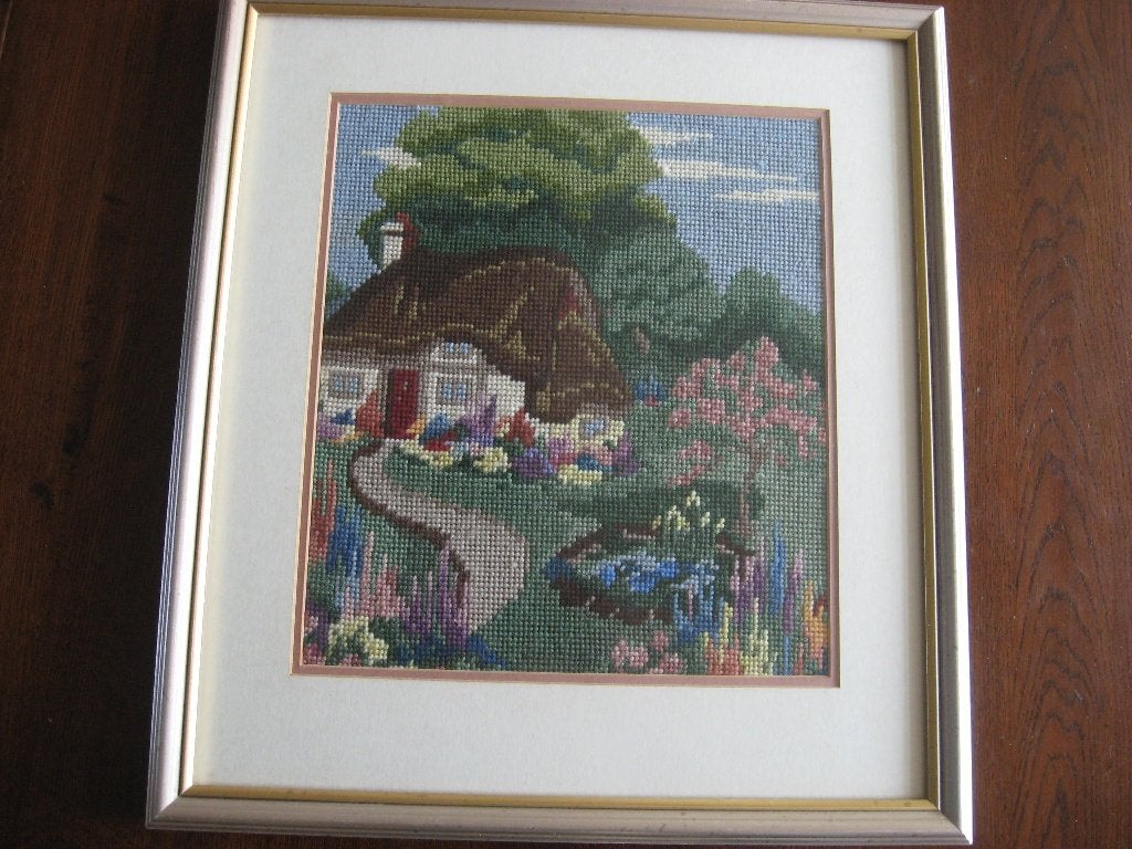 Borduurwerk. ,,Cottage,,  in fraaie lijst/passe partout, Gebruikt, 30 cm, Ophalen of Verzenden, Overige typen