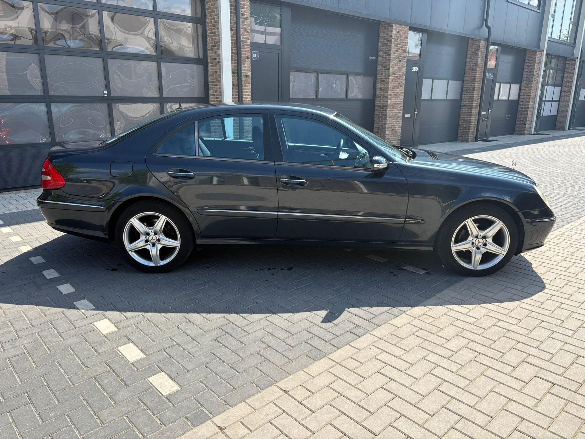 Mercedes-Benz E-klasse 240 Avantgarde, Auto's, Automaat, Achterwielaandrijving, Gebruikt, 2597 cc