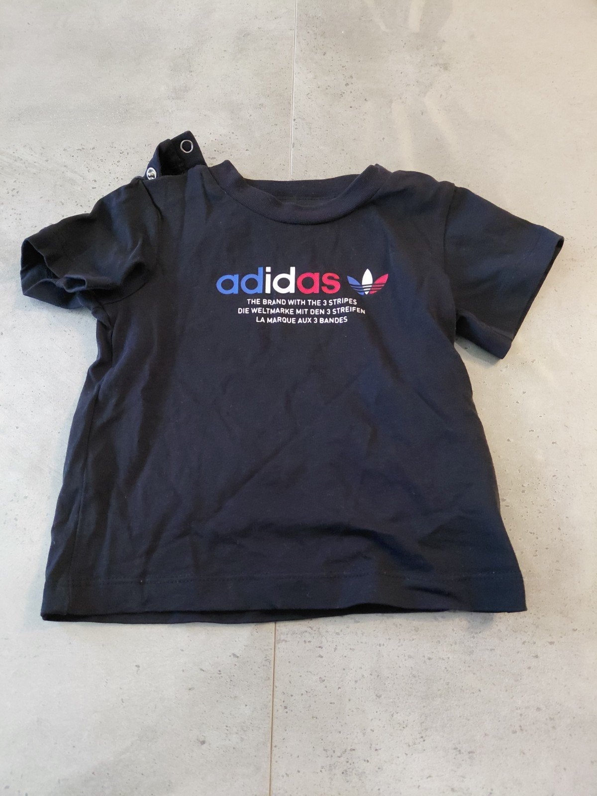 Adidas T-shirt 3-6M/68 Zwart met Kleurrijk Logo, Ophalen, Adidas, Jongetje of Meisje, Zo goed als nieuw