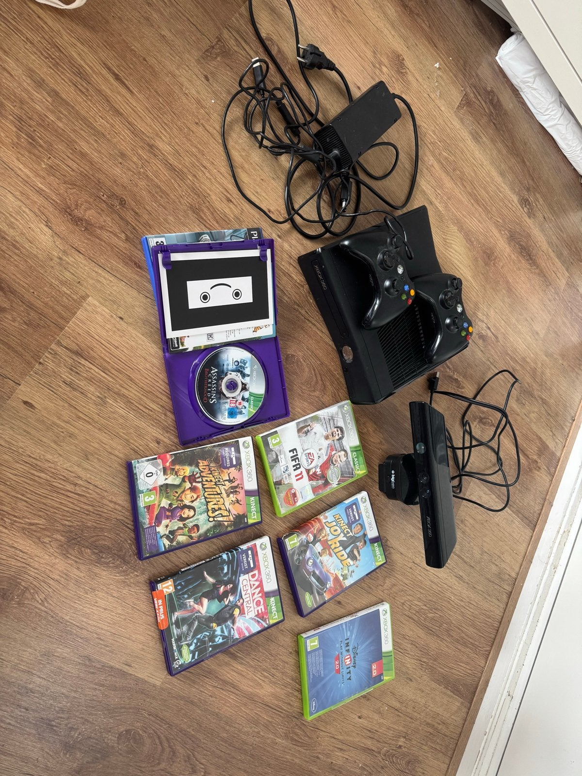 Xbox 360 met Kinect en 6 spellen, Gebruikt, Vanaf 18 jaar, Eén computer, 3 spelers of meer