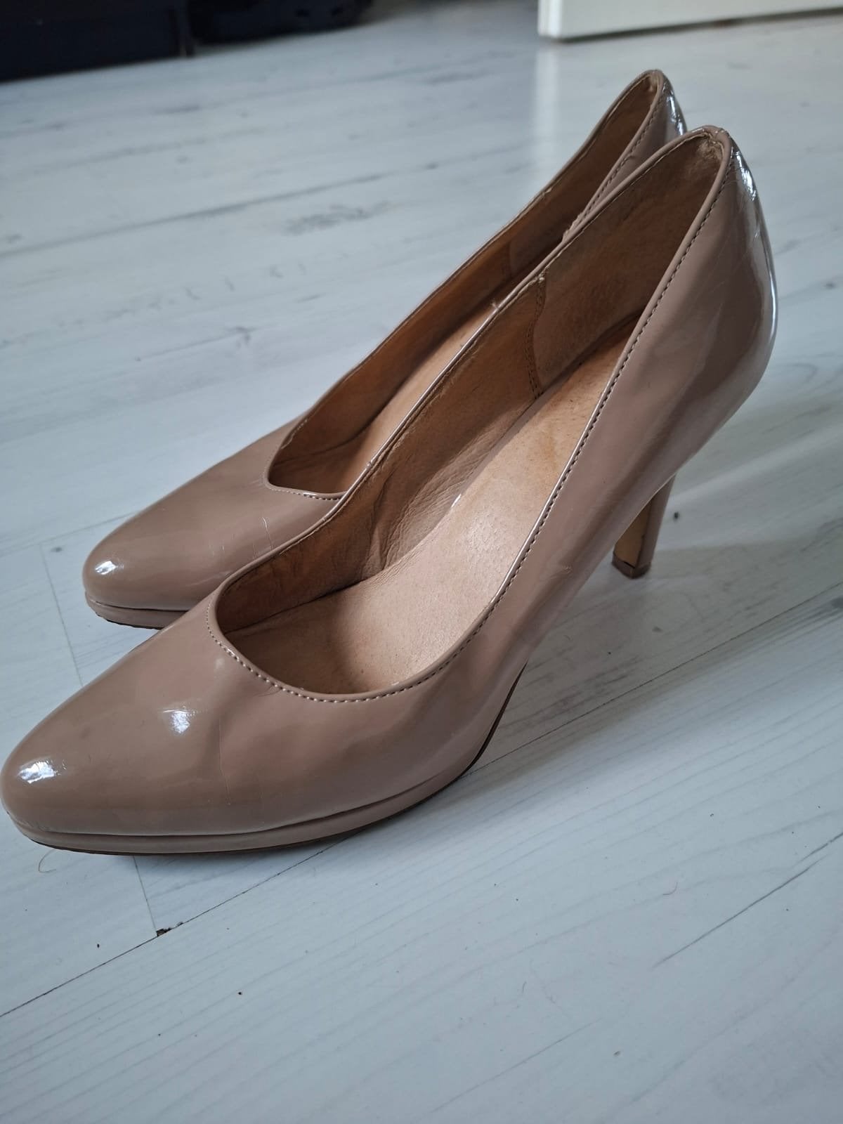 Nude lakleren pumps met hak, Ophalen of Verzenden, Gedragen, Beige, Pumps