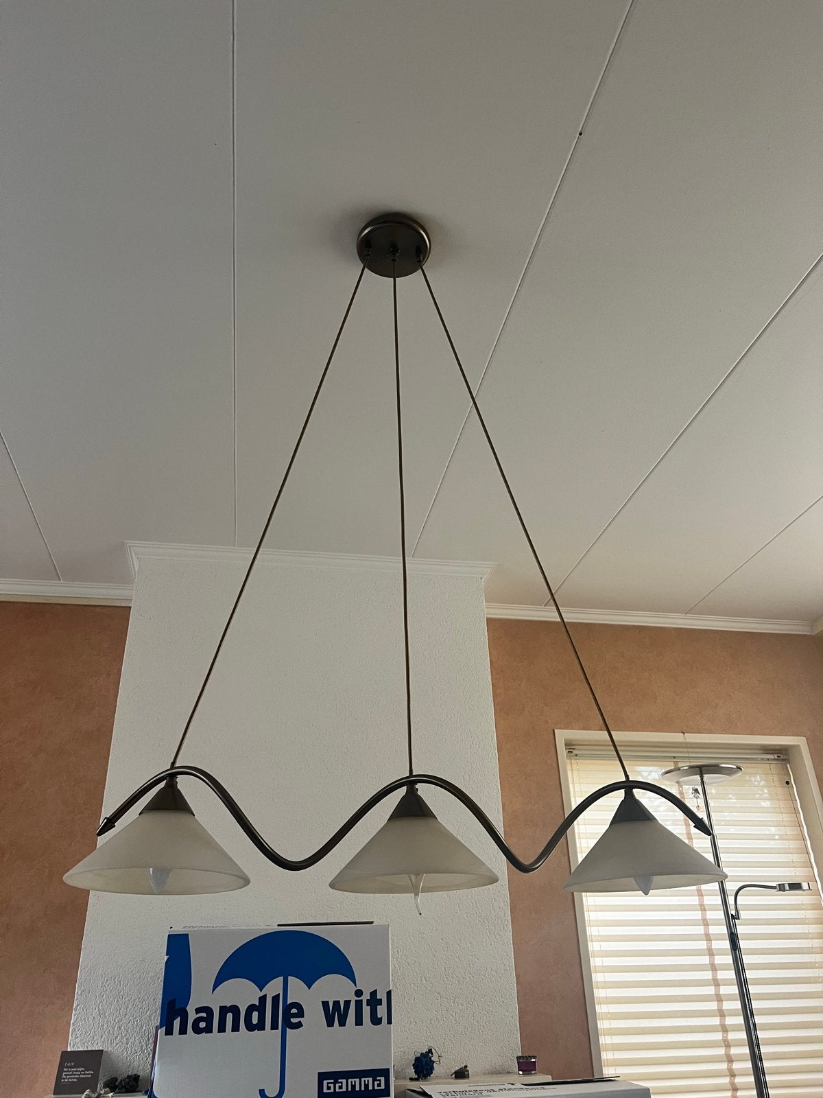 Moderne hanglamp met 3 glazen kappen, Ophalen, Gebruikt, Metaal, E14 (klein)