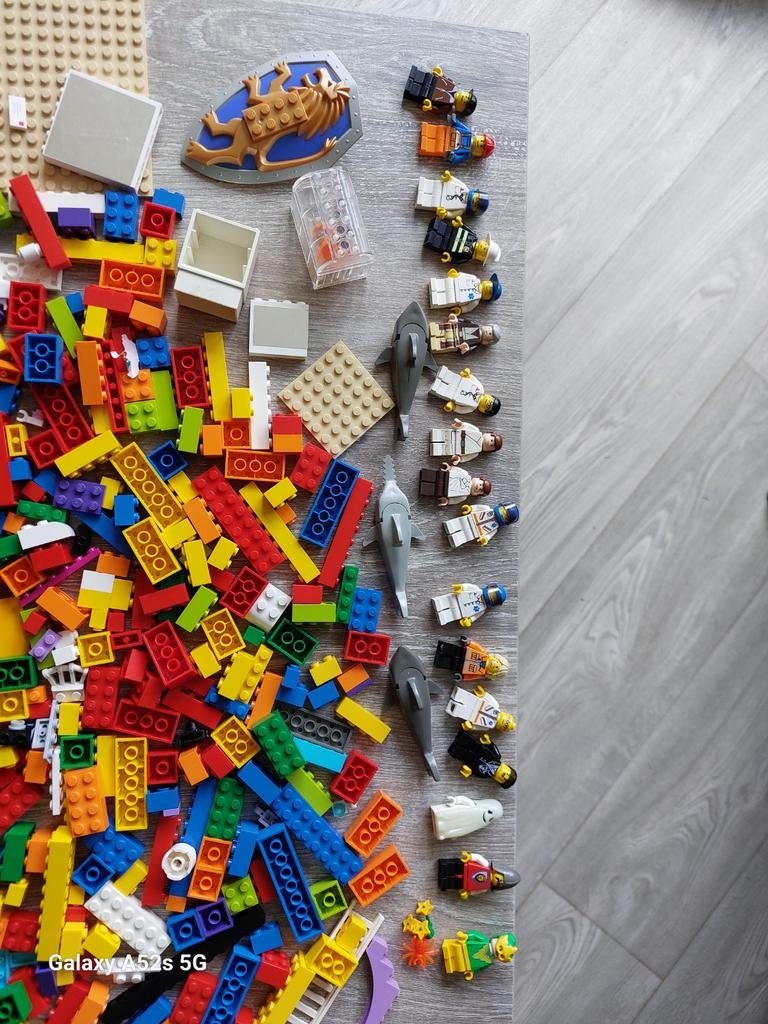 Veel LEGO.met platen  met 18 poppetjes, Ophalen